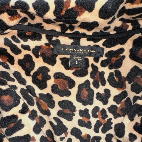 Like New Donna Karan SOFT Leopard Print Pajama Button Front Top, L - Picture 6 of 7
